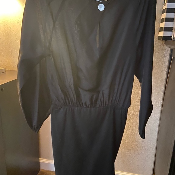 Beautiful designer dress, worn once in the Red carpet for a museum fundraiser. - Picture 3 of 4